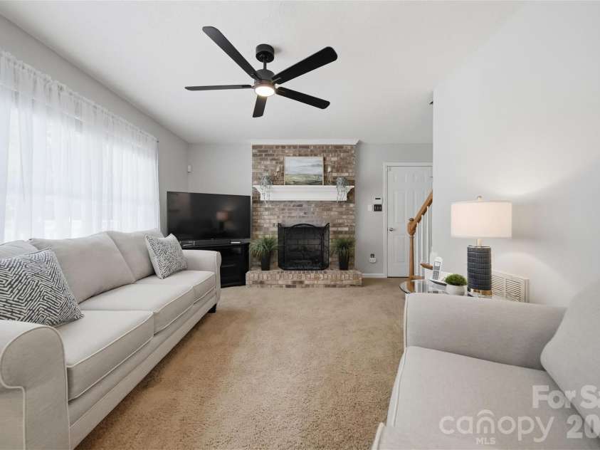 1948 Twin Ponds Drive, Hickory, NC 28602.  MLS# CAR4390379, YatesRealty ID 30175. 
