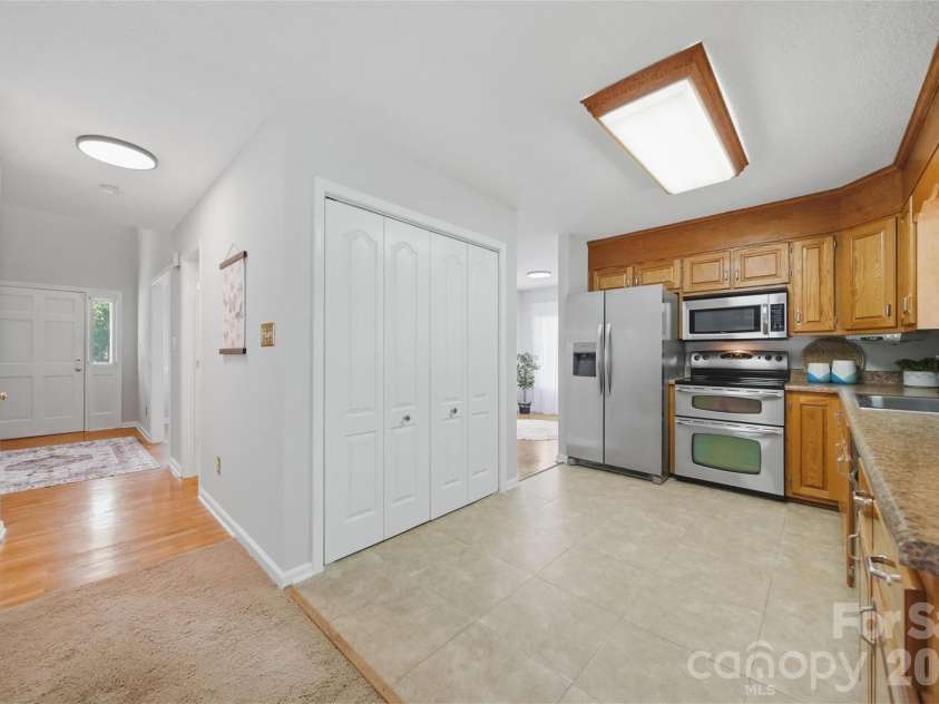 1948 Twin Ponds Drive, Hickory, NC 28602.  MLS# CAR4390379, YatesRealty ID 30175. 