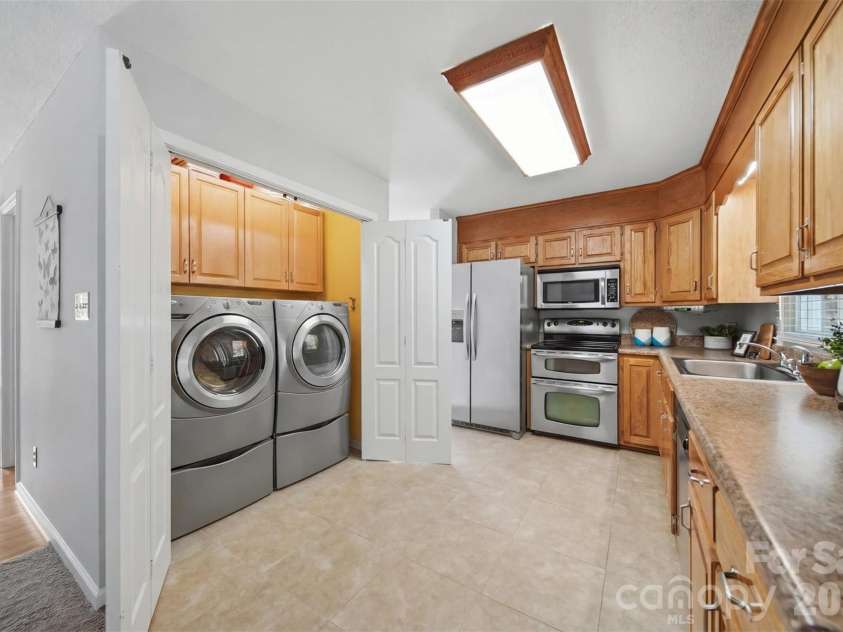 1948 Twin Ponds Drive, Hickory, NC 28602.  MLS# CAR4390379, YatesRealty ID 30175. 