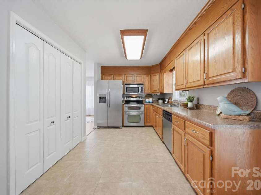 1948 Twin Ponds Drive, Hickory, NC 28602.  MLS# CAR4390379, YatesRealty ID 30175. 