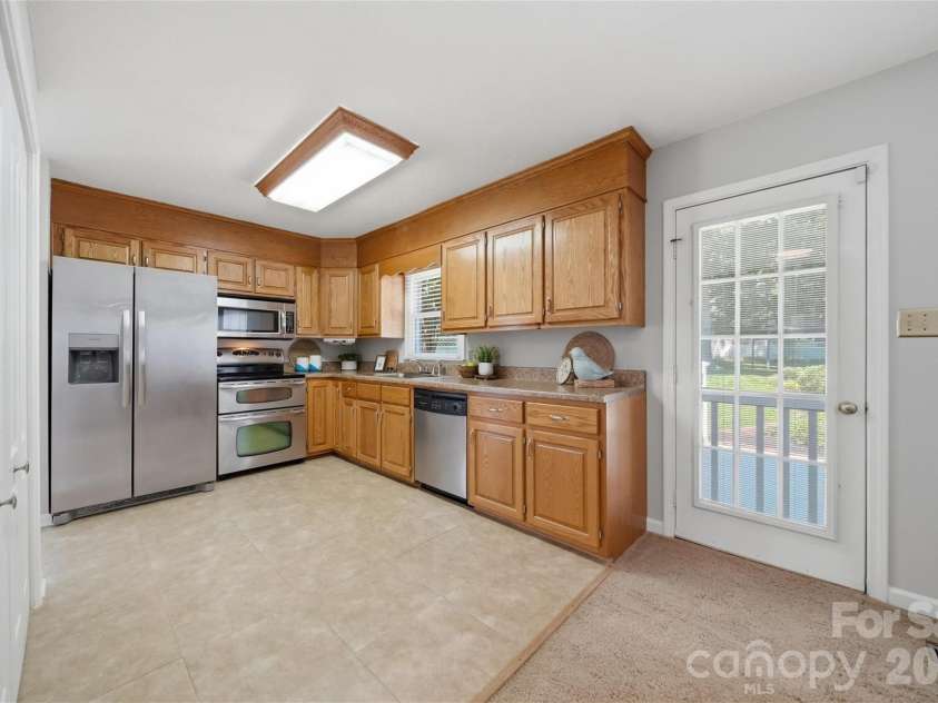 1948 Twin Ponds Drive, Hickory, NC 28602.  MLS# CAR4390379, YatesRealty ID 30175. 