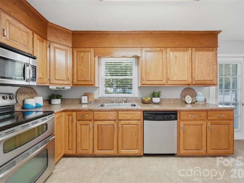 1948 Twin Ponds Drive, Hickory, NC 28602.  MLS# CAR4390379, YatesRealty ID 30175. 