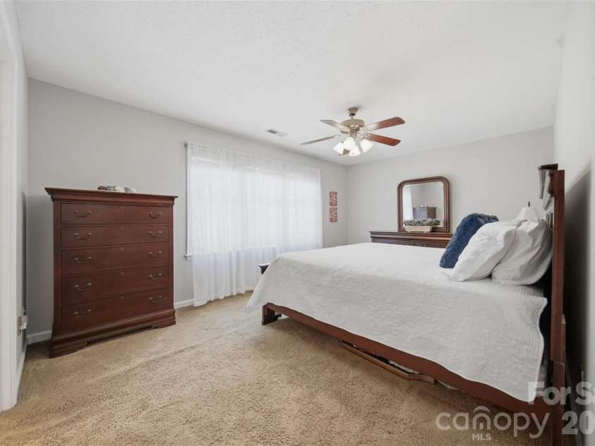 1948 Twin Ponds Drive, Hickory, NC 28602.  MLS# CAR4390379, YatesRealty ID 30175. 