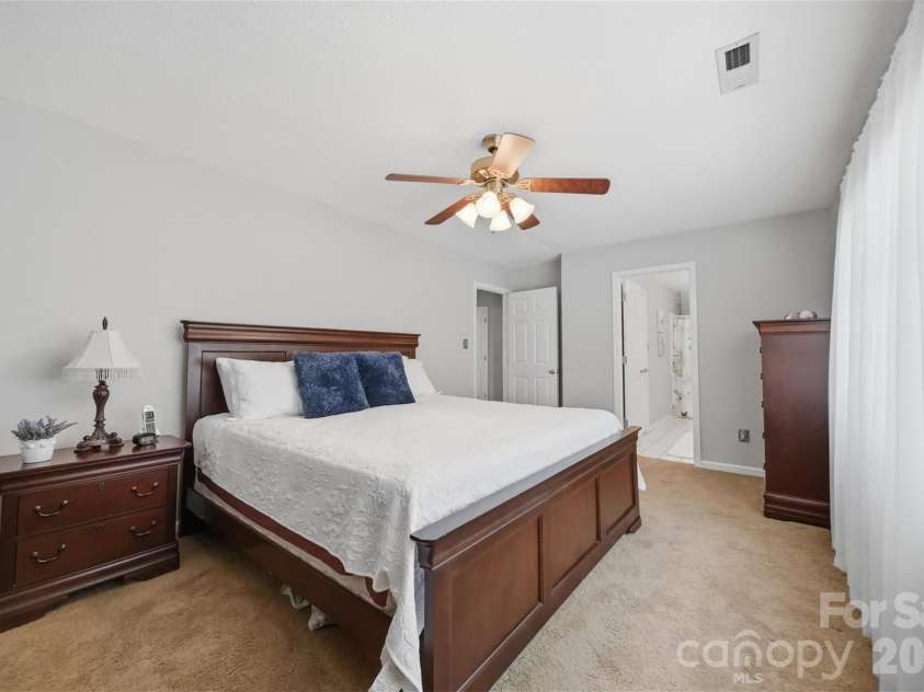 1948 Twin Ponds Drive, Hickory, NC 28602.  MLS# CAR4390379, YatesRealty ID 30175. 