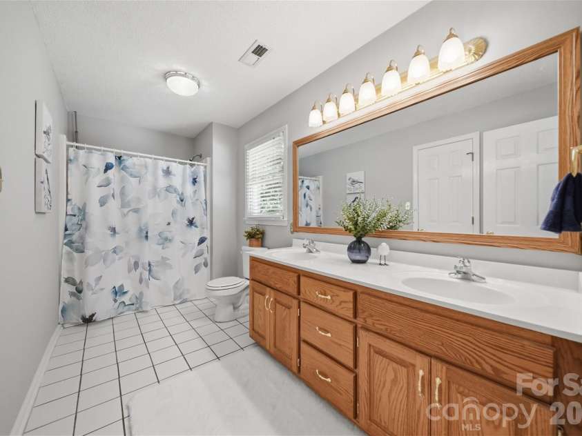 1948 Twin Ponds Drive, Hickory, NC 28602.  MLS# CAR4390379, YatesRealty ID 30175. 
