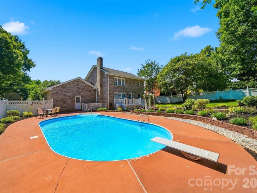 1948 Twin Ponds Drive, Hickory, NC 28602.  MLS# CAR4390379, YatesRealty ID 30175. 