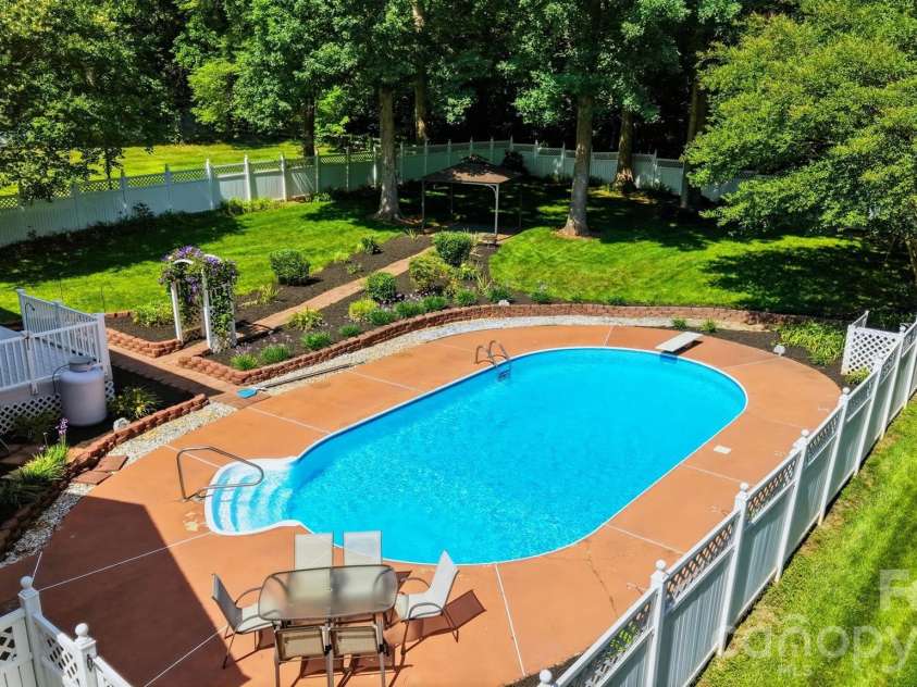 1948 Twin Ponds Drive, Hickory, NC 28602.  MLS# CAR4390379, YatesRealty ID 30175. 