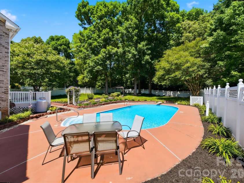 1948 Twin Ponds Drive, Hickory, NC 28602.  MLS# CAR4390379, YatesRealty ID 30175. 