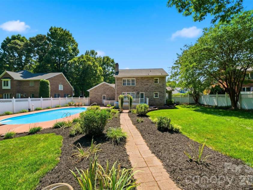1948 Twin Ponds Drive, Hickory, NC 28602.  MLS# CAR4390379, YatesRealty ID 30175. 