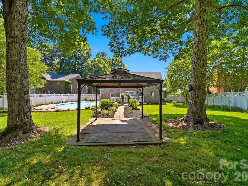 1948 Twin Ponds Drive, Hickory, NC 28602.  MLS# CAR4390379, YatesRealty ID 30175. 