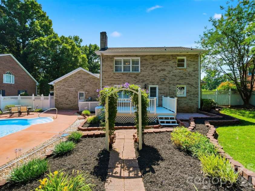 1948 Twin Ponds Drive, Hickory, NC 28602.  MLS# CAR4390379, YatesRealty ID 30175. 