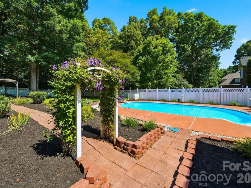 1948 Twin Ponds Drive, Hickory, NC 28602.  MLS# CAR4390379, YatesRealty ID 30175. 