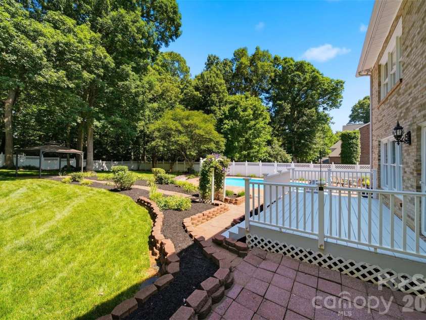 1948 Twin Ponds Drive, Hickory, NC 28602.  MLS# CAR4390379, YatesRealty ID 30175. 
