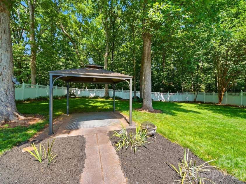 1948 Twin Ponds Drive, Hickory, NC 28602.  MLS# CAR4390379, YatesRealty ID 30175. 