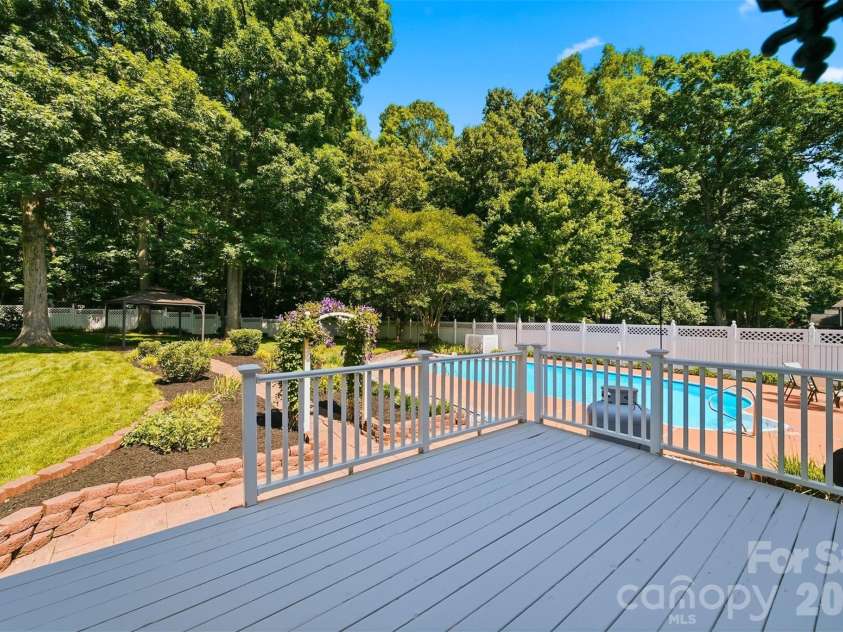 1948 Twin Ponds Drive, Hickory, NC 28602.  MLS# CAR4390379, YatesRealty ID 30175. 