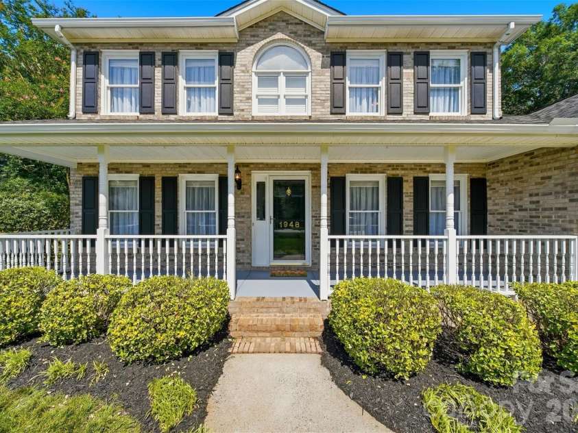 1948 Twin Ponds Drive, Hickory, NC 28602.  MLS# CAR4390379, YatesRealty ID 30175. 