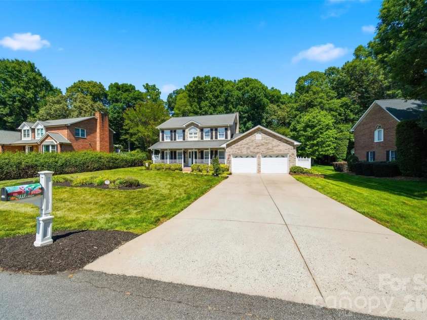 1948 Twin Ponds Drive, Hickory, NC 28602.  MLS# CAR4390379, YatesRealty ID 30175. 