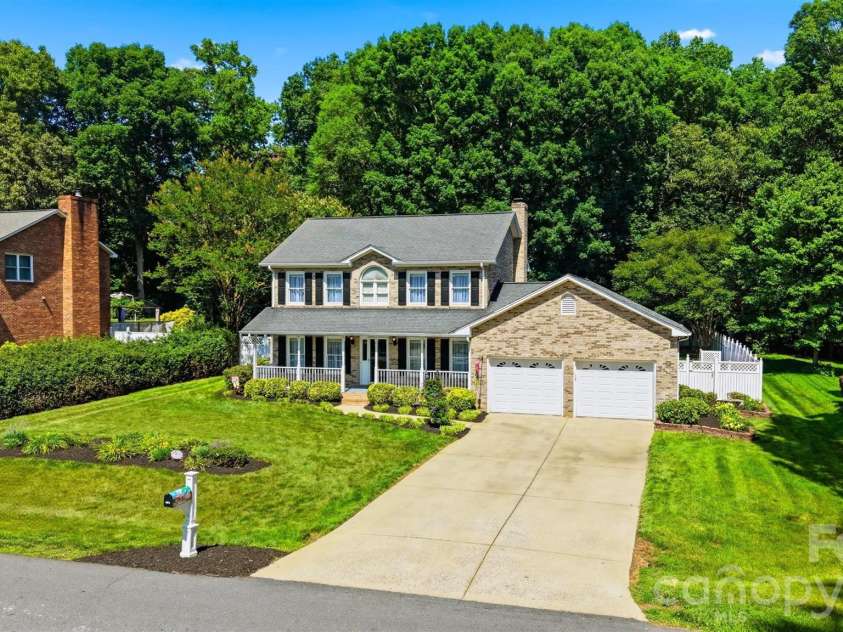 1948 Twin Ponds Drive, Hickory, NC 28602.  MLS# CAR4390379, YatesRealty ID 30175. 