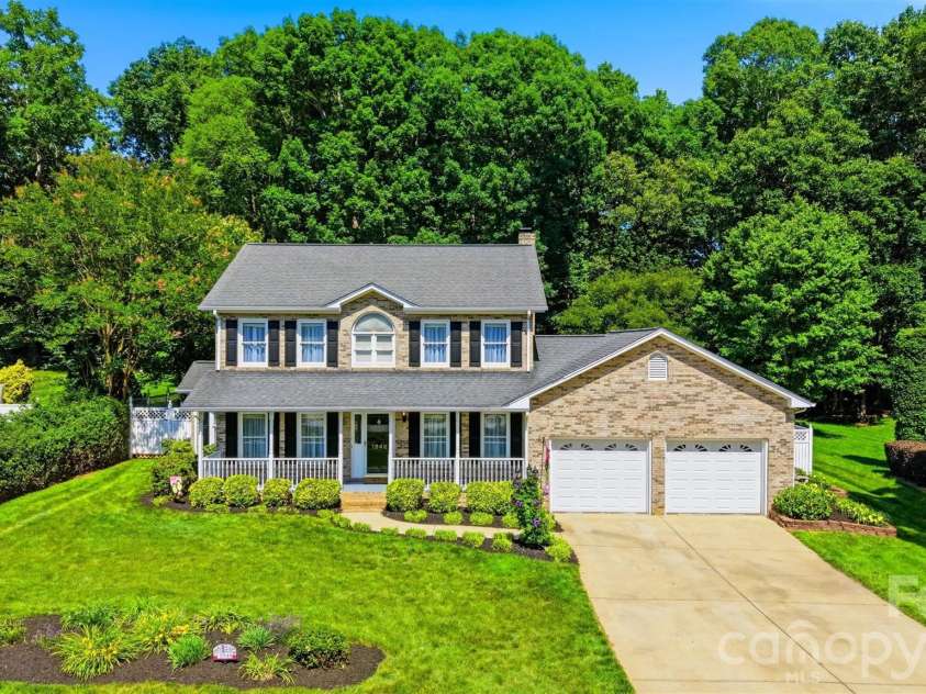 1948 Twin Ponds Drive, Hickory, NC 28602.  MLS# CAR4390379, YatesRealty ID 30175. 