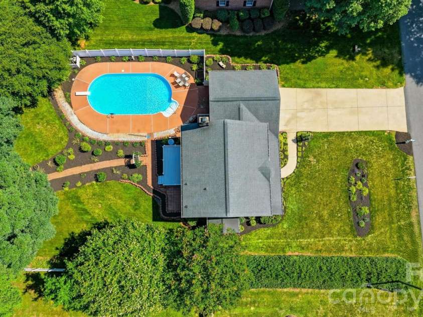 1948 Twin Ponds Drive, Hickory, NC 28602.  MLS# CAR4390379, YatesRealty ID 30175. 