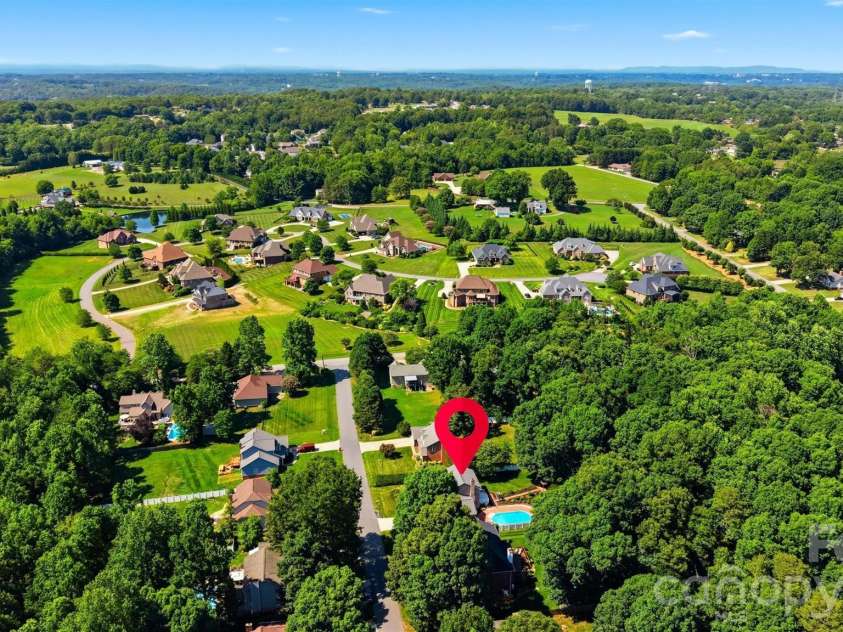 1948 Twin Ponds Drive, Hickory, NC 28602.  MLS# CAR4390379, YatesRealty ID 30175. 