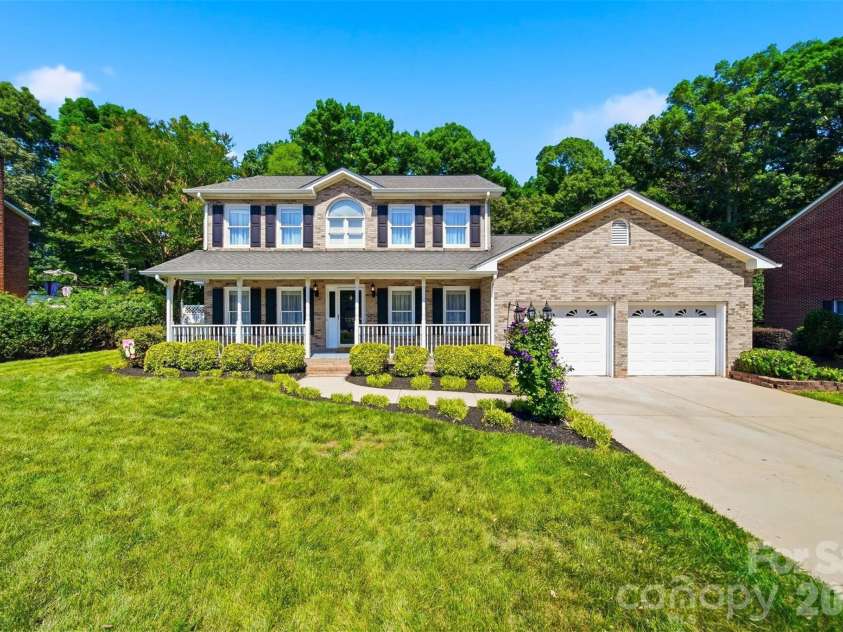 1948 Twin Ponds Drive, Hickory, NC 28602.  MLS# CAR4390379, YatesRealty ID 30175. 