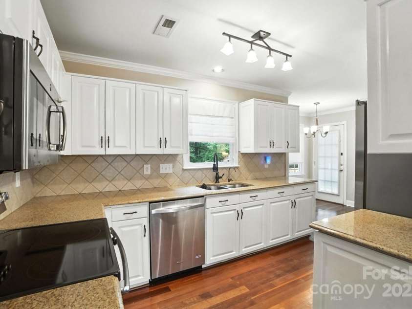 15129 Chewtonglen Lane, Huntersville, NC 28078.  MLS# CAR4283260, YatesRealty ID 30176. 
