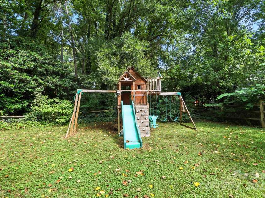 15129 Chewtonglen Lane, Huntersville, NC 28078.  MLS# CAR4283260, YatesRealty ID 30176. 
