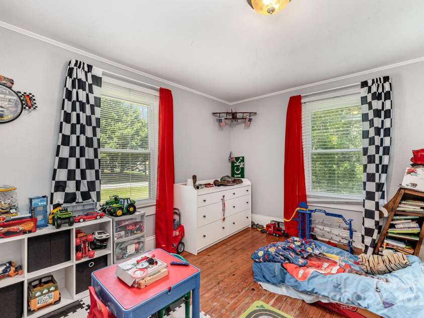 60 37th Street, Hickory, NC 28601.  MLS# CAR4278104, YatesRealty ID 30177. 