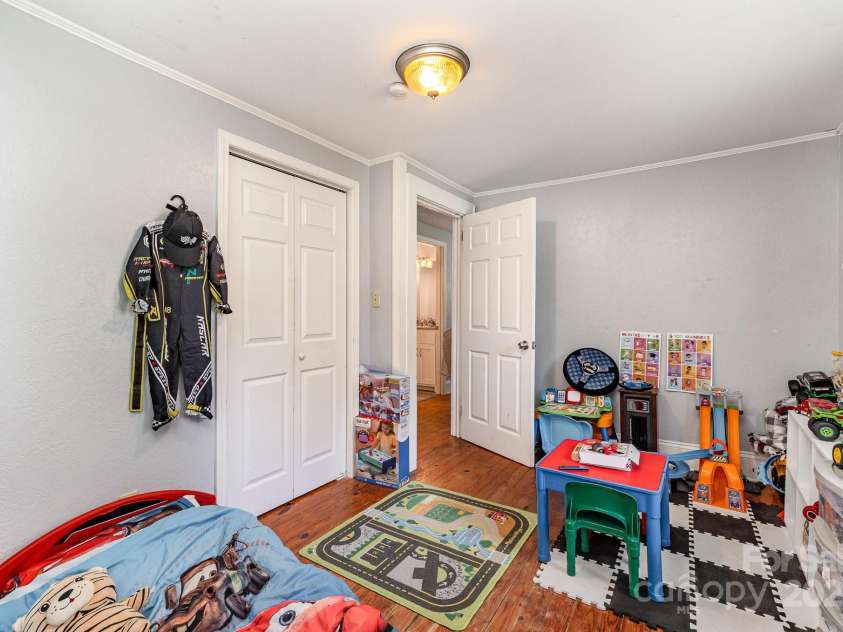 60 37th Street, Hickory, NC 28601.  MLS# CAR4278104, YatesRealty ID 30177. 