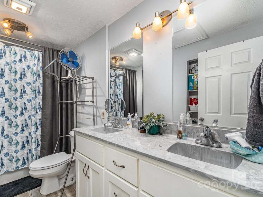 60 37th Street, Hickory, NC 28601.  MLS# CAR4278104, YatesRealty ID 30177. 