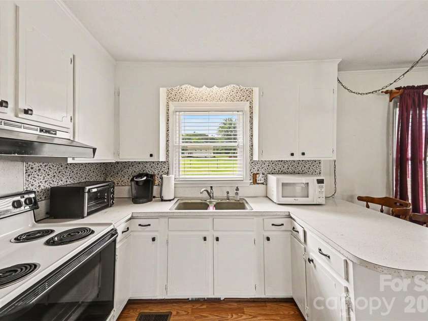 5111 Hawthorne Lane, Shelby, NC 28152.  MLS# CAR4391373, YatesRealty ID 30178. 