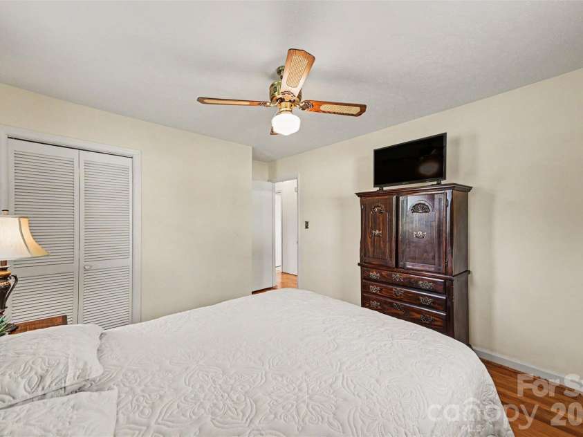 5111 Hawthorne Lane, Shelby, NC 28152.  MLS# CAR4391373, YatesRealty ID 30178. 