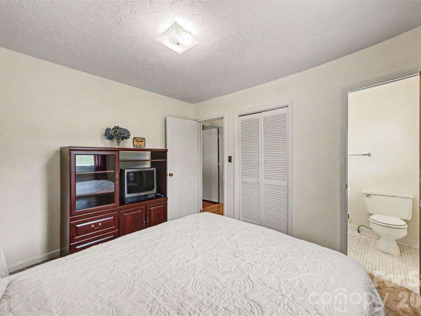 5111 Hawthorne Lane, Shelby, NC 28152.  MLS# CAR4391373, YatesRealty ID 30178. 