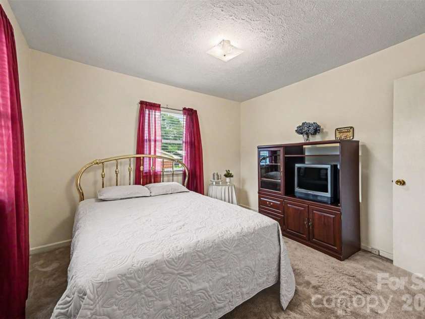 5111 Hawthorne Lane, Shelby, NC 28152.  MLS# CAR4391373, YatesRealty ID 30178. 