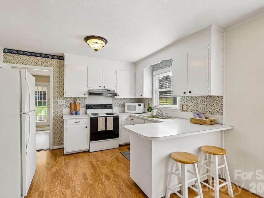 5111 Hawthorne Lane, Shelby, NC 28152.  MLS# CAR4422090, YatesRealty ID 30178. Charming Eat-in kitchen