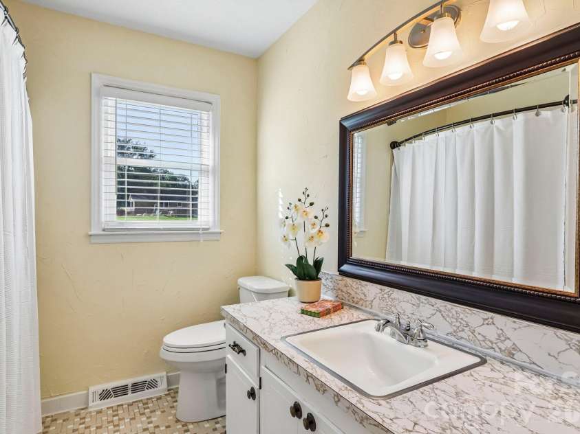 5111 Hawthorne Lane, Shelby, NC 28152.  MLS# CAR4422090, YatesRealty ID 30178. Full Bathroom