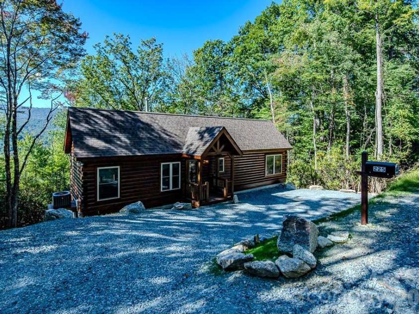 225 Oak Road, Beech Mountain, NC 28604.  MLS# CAR4341690, YatesRealty ID 3018. 