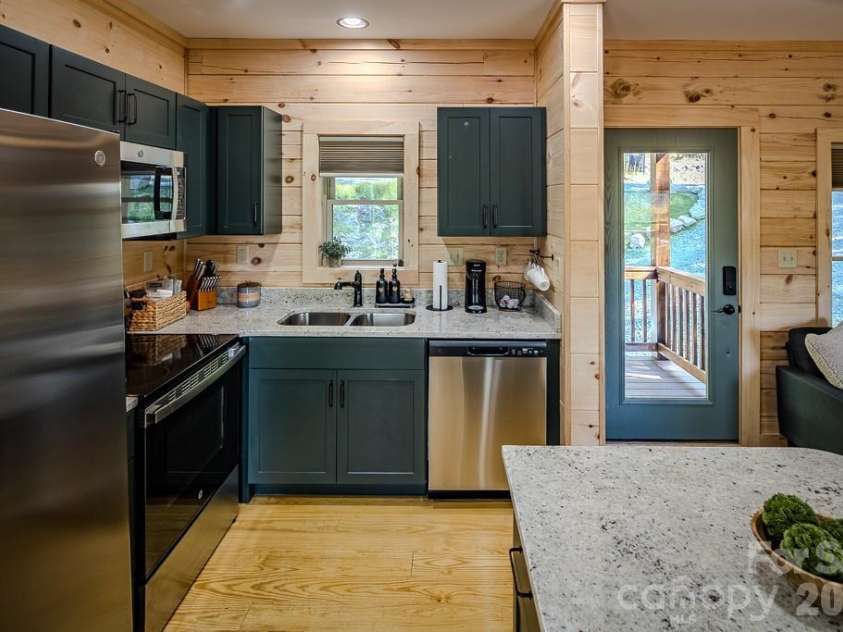 225 Oak Road, Beech Mountain, NC 28604.  MLS# CAR4341690, YatesRealty ID 3018. 