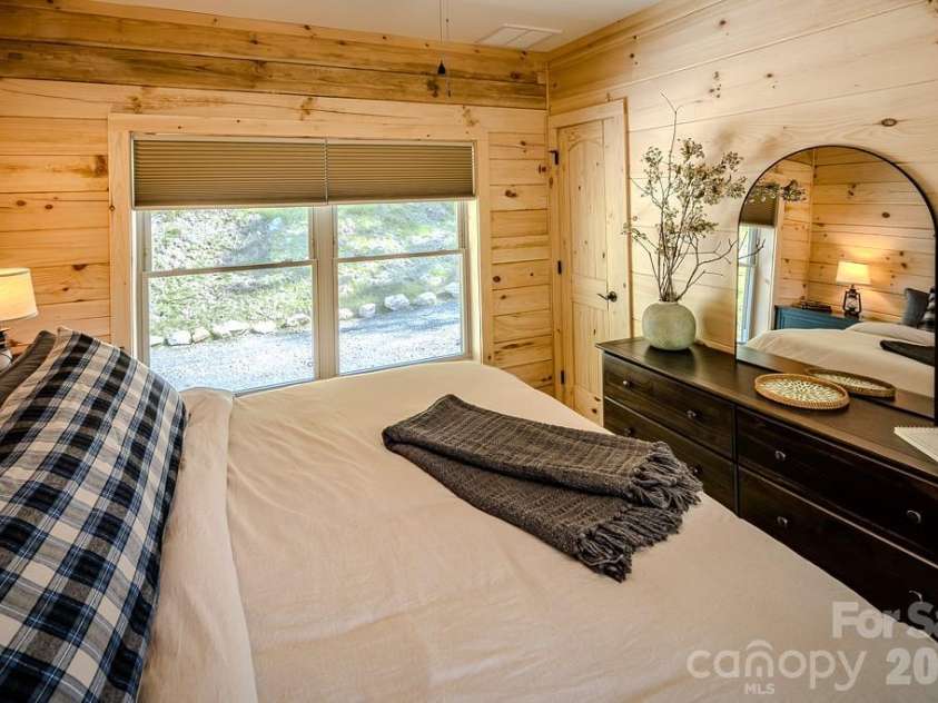 225 Oak Road, Beech Mountain, NC 28604.  MLS# CAR4341690, YatesRealty ID 3018. 