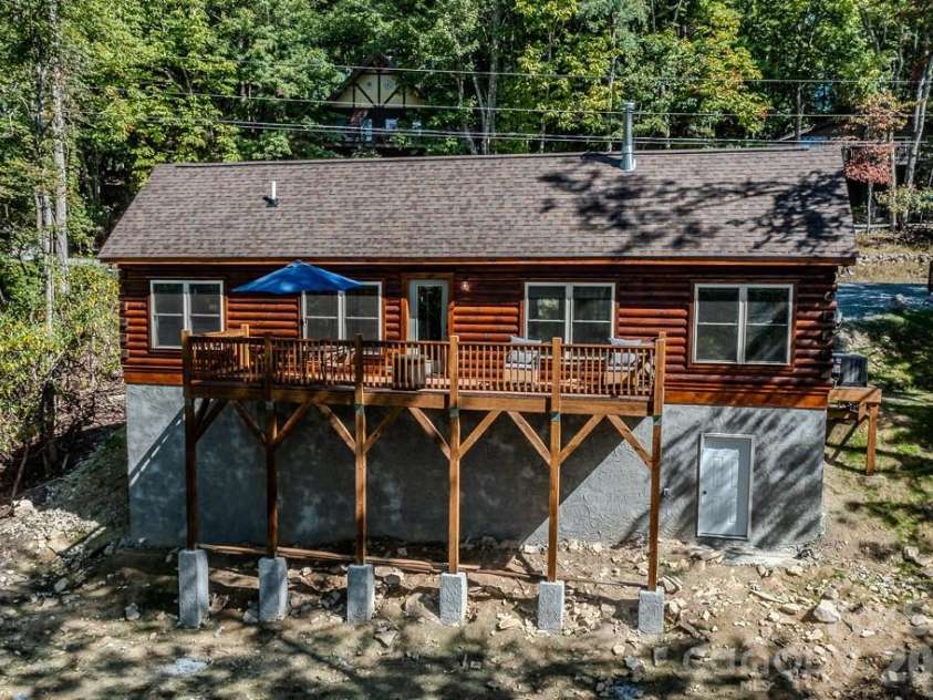 225 Oak Road, Beech Mountain, NC 28604.  MLS# CAR4341690, YatesRealty ID 3018. 