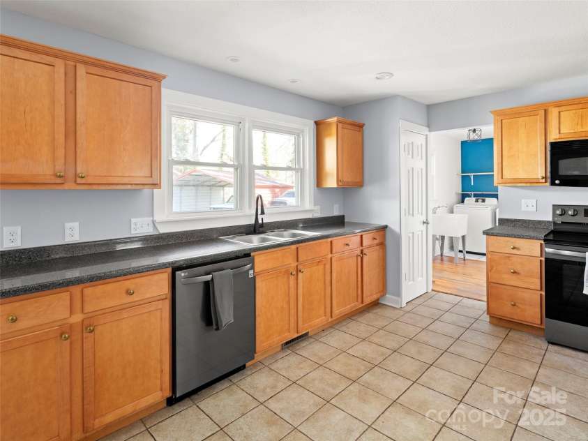 52 Baby Jane Lane, Hendersonville, NC 28792.  MLS# CAR4224335, YatesRealty ID 3018. 