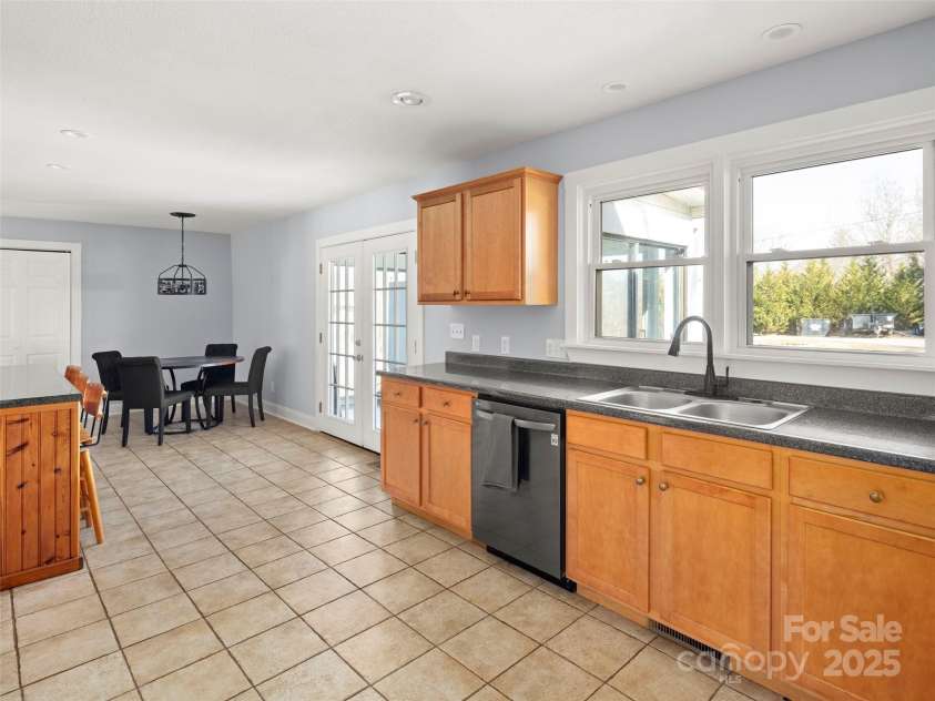 52 Baby Jane Lane, Hendersonville, NC 28792.  MLS# CAR4224335, YatesRealty ID 3018. 