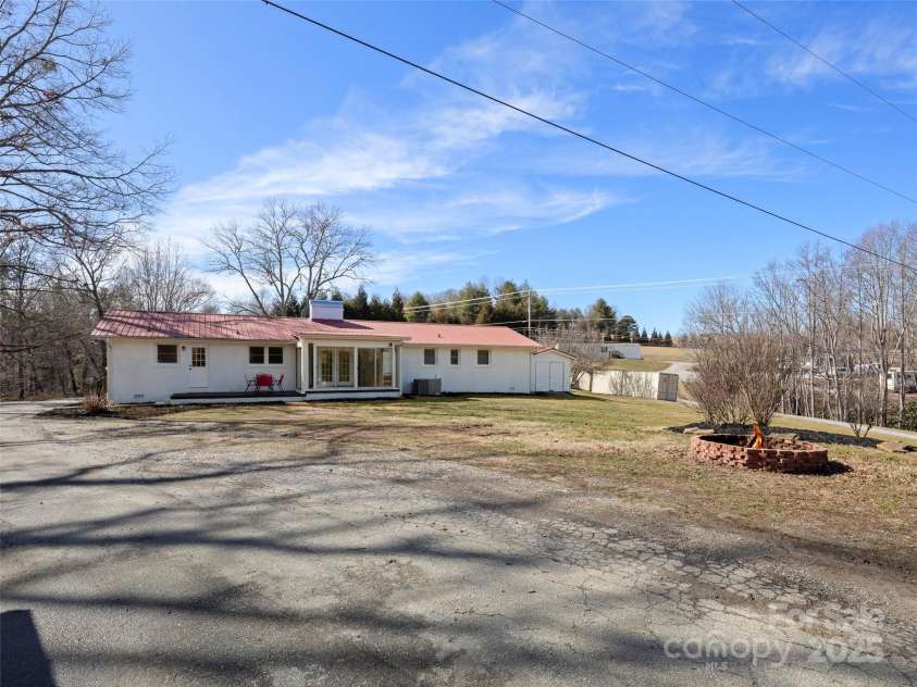 52 Baby Jane Lane, Hendersonville, NC 28792.  MLS# CAR4224335, YatesRealty ID 3018. 