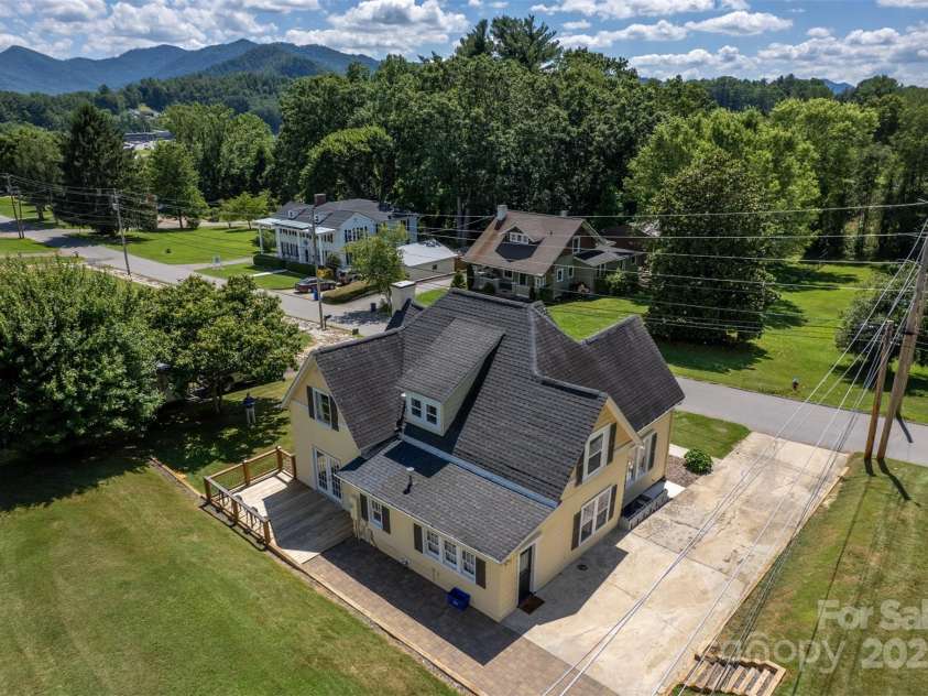 118 Robertson Street, Burnsville, NC 28714.  MLS# CAR4276609, YatesRealty ID 30181. 