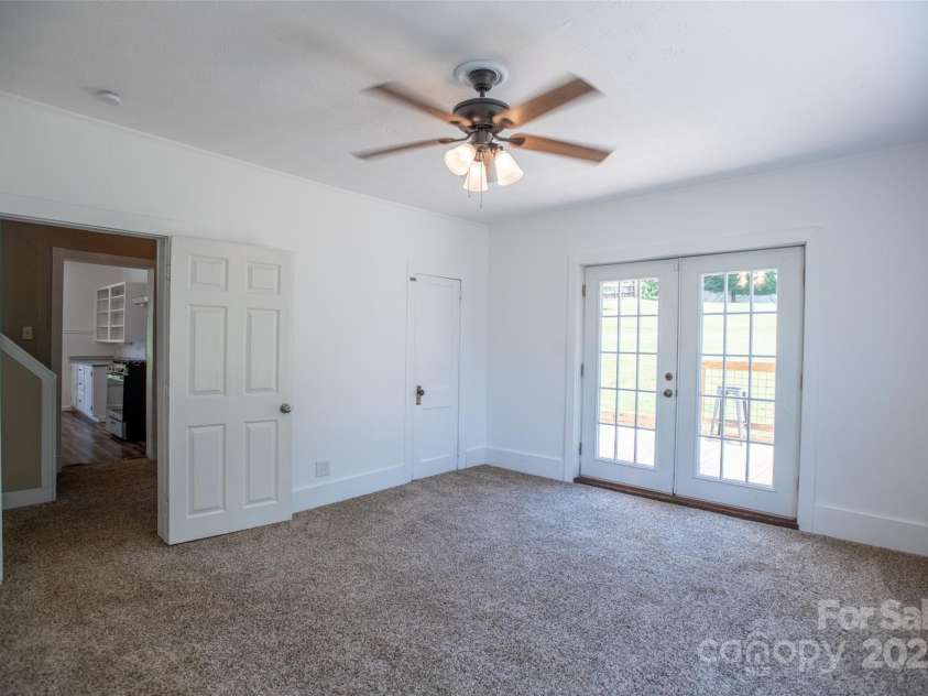 118 Robertson Street, Burnsville, NC 28714.  MLS# CAR4276609, YatesRealty ID 30181. 