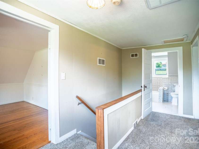 118 Robertson Street, Burnsville, NC 28714.  MLS# CAR4276609, YatesRealty ID 30181. 