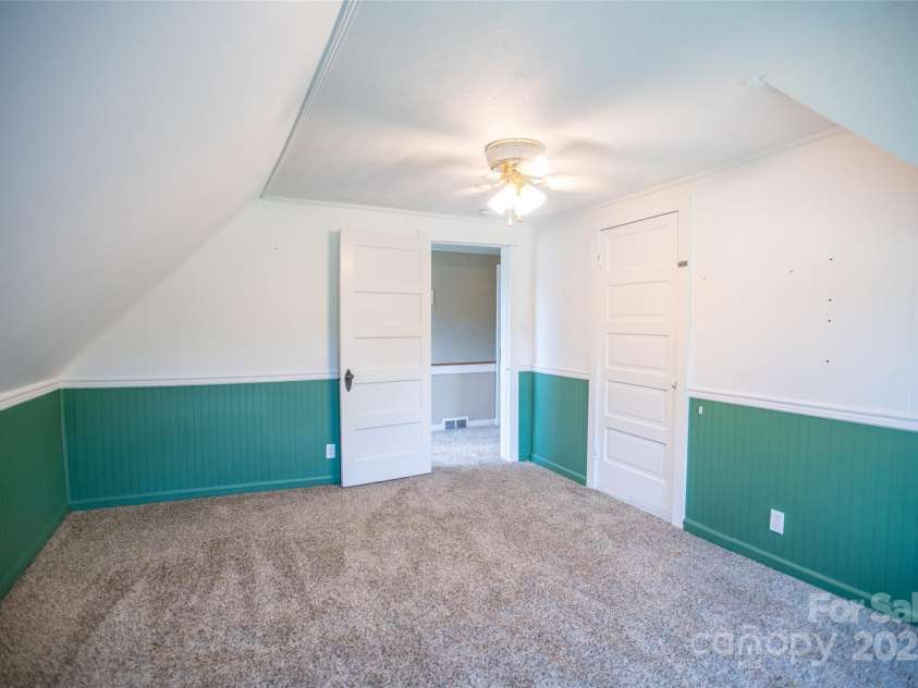 118 Robertson Street, Burnsville, NC 28714.  MLS# CAR4276609, YatesRealty ID 30181. 