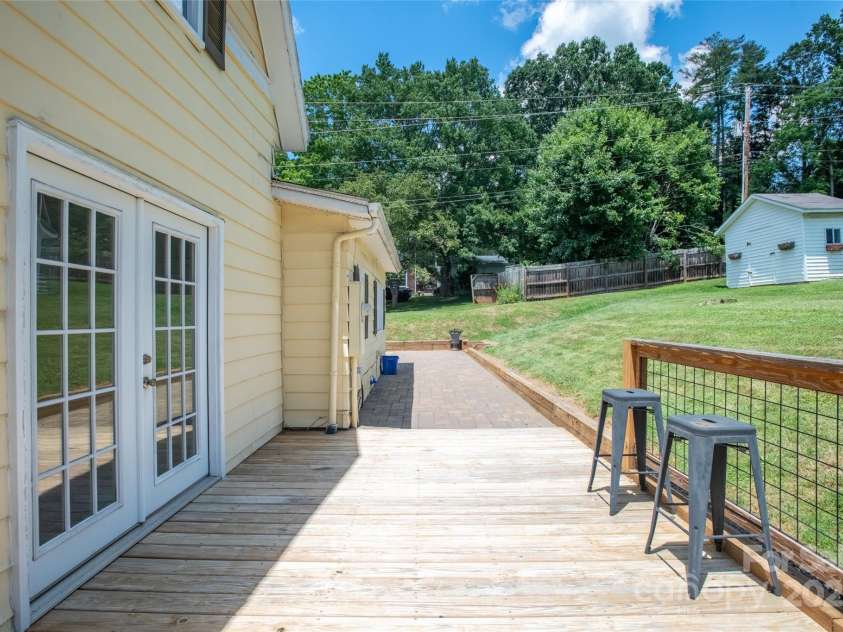 118 Robertson Street, Burnsville, NC 28714.  MLS# CAR4276609, YatesRealty ID 30181. 