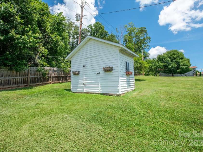 118 Robertson Street, Burnsville, NC 28714.  MLS# CAR4276609, YatesRealty ID 30181. 